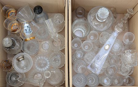 Lotto di due cartoni contenenti numerosi bicchieri e alcune bottiglie in...