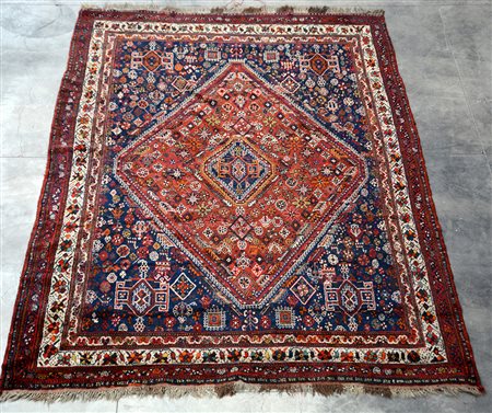 Tappeto Shiraz, Persia inizio secolo XX. Decoro a medaglione romboidale blu...