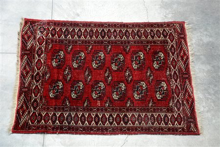 Tappeto Boukhara, Turkestan occidentale, secolo XX. Decoro a Gul su fondo...