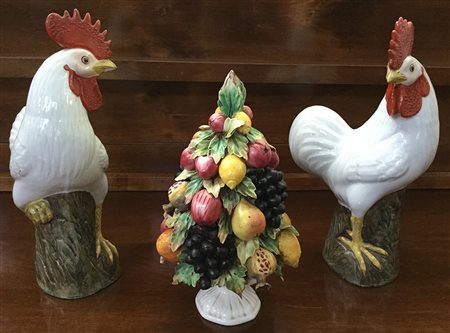 Lotto composto da una piccola alzata in ceramica policroma con frutti a...