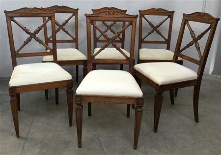 Gruppo di sei sedie in legno con gambe anteriori rastremate, schienali a...