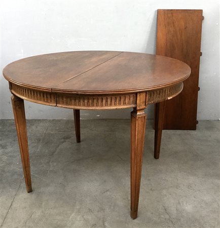 Tavolo tondo allungabile con gambe rastremate, munito di una prolunga (chiuso...