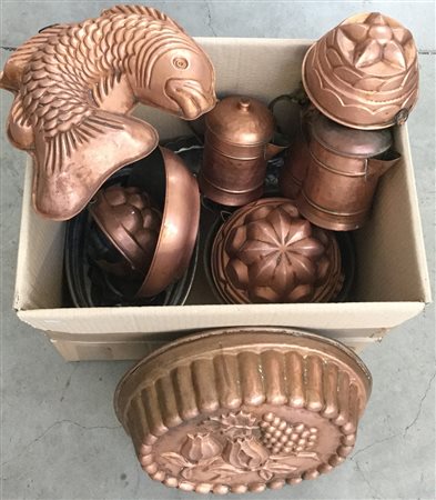 Cartone contenente numerosi oggetti in rame fra cui forme per budini (difetti)