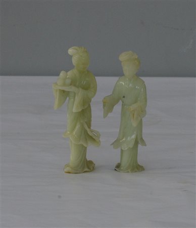 Lotto di due sculture in pietra dura raffiguranti dame dalle lunghe vesti (h...