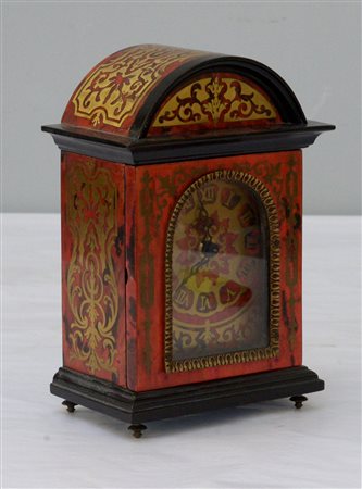 Orologio da tavolo con cassa in finta tartaruga e decori dorati (cm 16x23x10)...