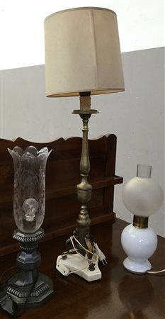 Lotto di tre lampade da tavolo a una luce di fatture differenti (h max cm 66)