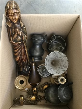 Cartone contenente oggetti per usi differenti (difetti)