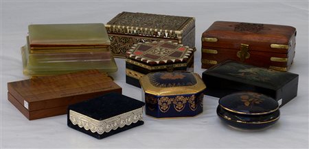 Gruppo di nove scatoline di forme, materiali e fatture differenti (difetti e...