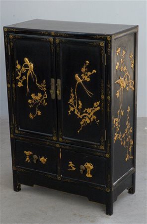 Piccolo stipo laccato in nero e oro a due ante e due cassetti decorato con...
