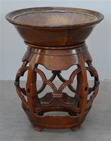 Fioriera in legno con basamento bombato e traforato, vasca tonda con...