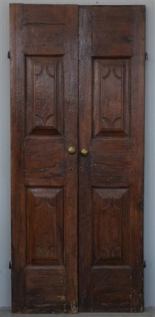Antica porta a due battenti con pannelli bugnati (cm 46x204) (difetti)