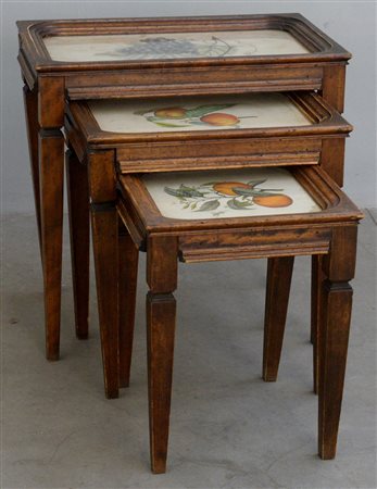 Set di tre tavolini a nido con gambe rastremate, piani con stampe colorate...