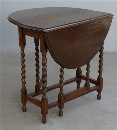 Tavolino ovale ad alette con sostegni a torciglione (aperto cm 102x73x74)...