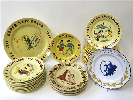 Lotto composto da trentadue piatti decorativi di sagre paesane in ceramica...