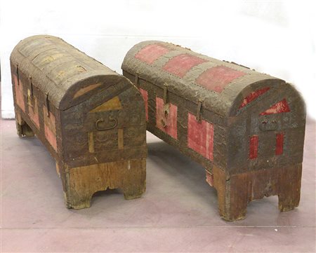 Lotto di due vecchi bauli rivestiti in metallo sbalzato e stoffa (difetti e...