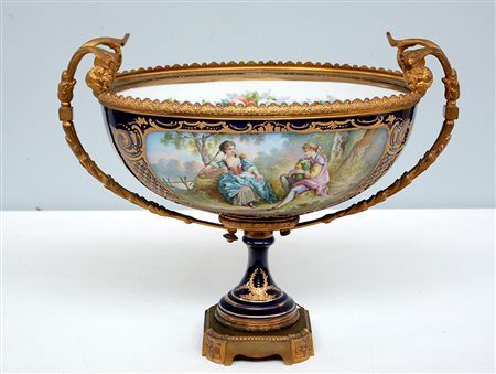 Manifattura francese, secolo XX. Coppa biansata in porcellana policroma...