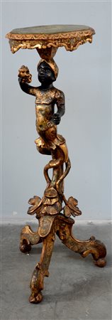 Gueridon in legno laccato e dorato con piano sagomato decorato a finto marmo...