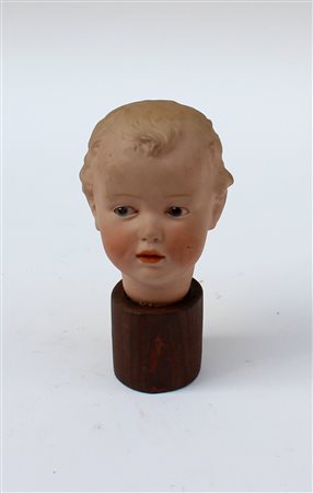Manifattura tedesca Testa di bambola in bisquit su base in legno marcata...