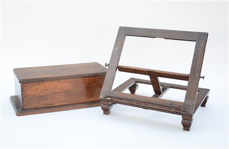 Lotto composto da una scatola a forma di cassapanca ed un leggio in legno
