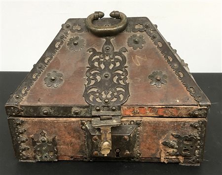 Antico scrigno portagioie in legno riccamente decorato con applicazioni e...