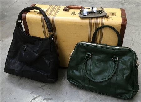 Lotto composto da due borse, una valigia rigida e un paio di occhiali firmati...