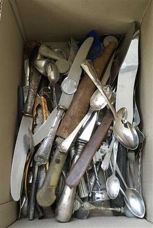 Lotto composto da numerose posate in metalli vari (difetti e mancanze)