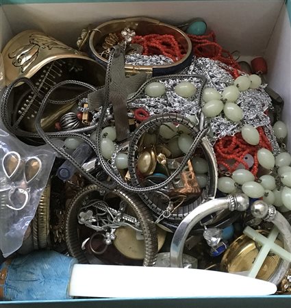 Lotto composto da numerosi piccoli oggetti e bigiotteria varia (difetti e...