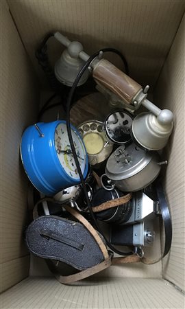 Lotto composto da un telefono in onice e metallo, tre sveglie, due macchine...