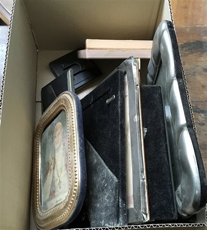 Lotto composto da dieci cornici di misure e materiali diversi (difetti)