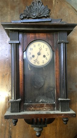 Pendola da parete con cassa in legno decorata con fregi intagliati e mezze...