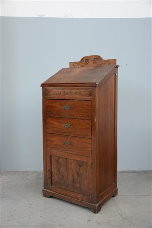 Mobile alto ''liberty'' con tre cassetti sul fronte e anta nella parte...