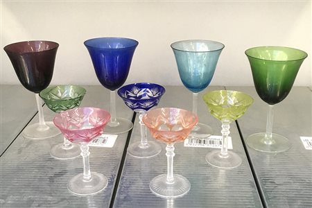 Manifatture diverse, lotto composto da nove calici in vetro in colore e...