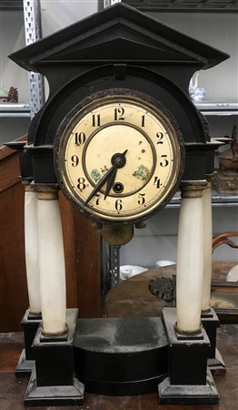 Pendola da tavolo di struttura architettonica in legno ebanizzato e colonne...