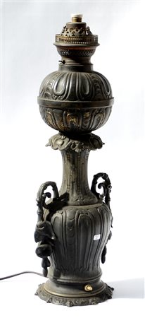 Lampada a petrolio biansata montata a luce elettrica in metallo brunito a...