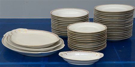 Parte di servizio di piatti in porcellana con bordo decorato a fiorellini,...