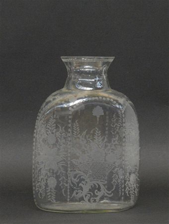 Vaso in vetro a base esagonale con decori floreali molati, secolo XIX (h cm 32)