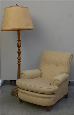 Lotto composto da una poltrona imbottita ed una lampada da terra in legno...
