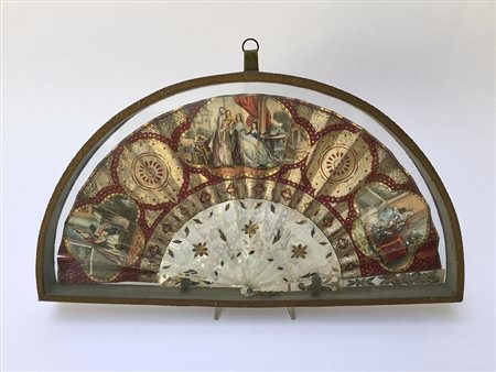 Ventaglio con stecche in madreperla, pagina in carta con scene stampate e...