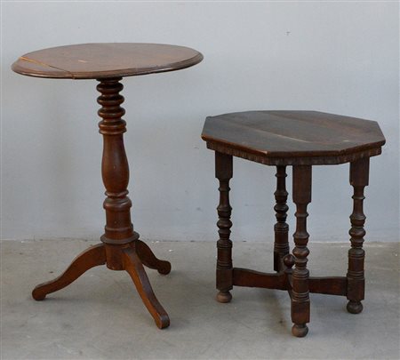 Lotto composto da un tavolino tondo tripode e un tavolino con piano...