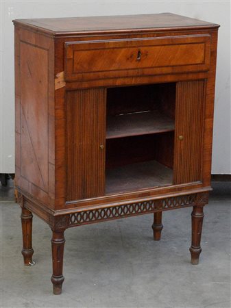 Mobiletto lastronato in noce e filettato, un cassetto ed anta a saracinesca,...