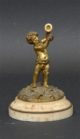Scultura in bronzo dorato raffigurante un putto musicante su basamento in...