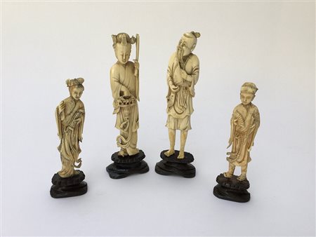 Lotto di due coppie di sculture in avorio raffiguranti personaggi maschili e...