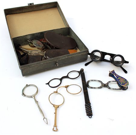 Lotto composto da numerosi occhialini prevalentemente pieghevoli di forme,...