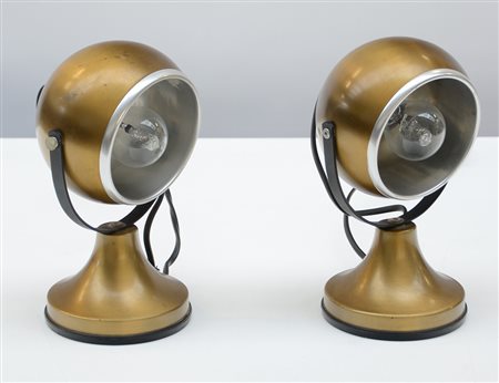 Coppia di abat jour in alluminio ottonato e metallo verniciato nero. Italia,...