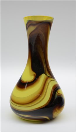 Manifattura di MuranoVaso in vetro "calcedonio" giallo e marrone. Anni '70....