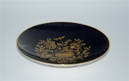 Manifattura tedescaPiatto in porcellana smaltata blu cobalto con decori...