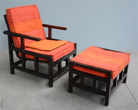 Poltrona con schienale reclinabile in legno di noce massello ebanizzato con...