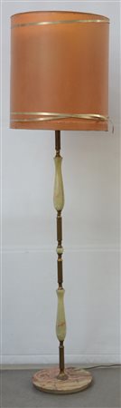 Lampada da terra in ottone e alabastro. Italia, anni '50. (h cm 172) (lievi...