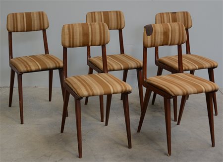 Lotto di cinque sedie in teak massello rivestite in tessuto a righe nella...