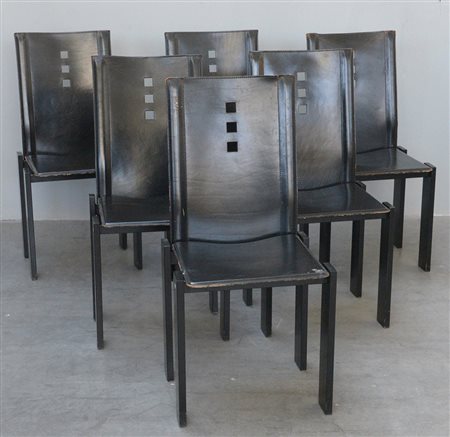 Gruppo di sei sedie con gambe in legno laccato nero, seduta e spalliera...